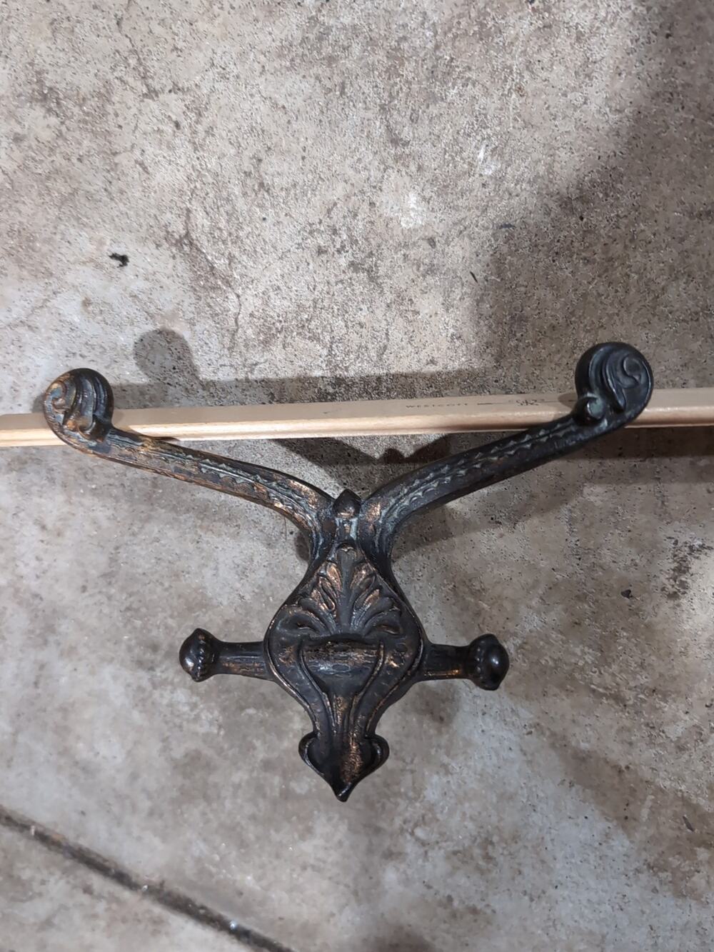 LARGE VICTORIAN STYLE CAST IRON WALL MOUNT HAT / COAT HOOK 4 PRONG